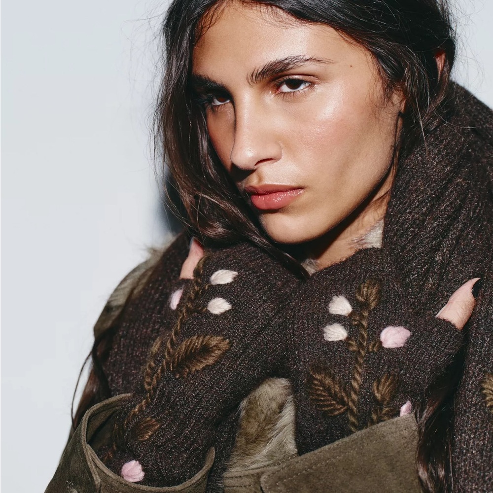 FLORAL EMBROIDERED KNIT MITTENS